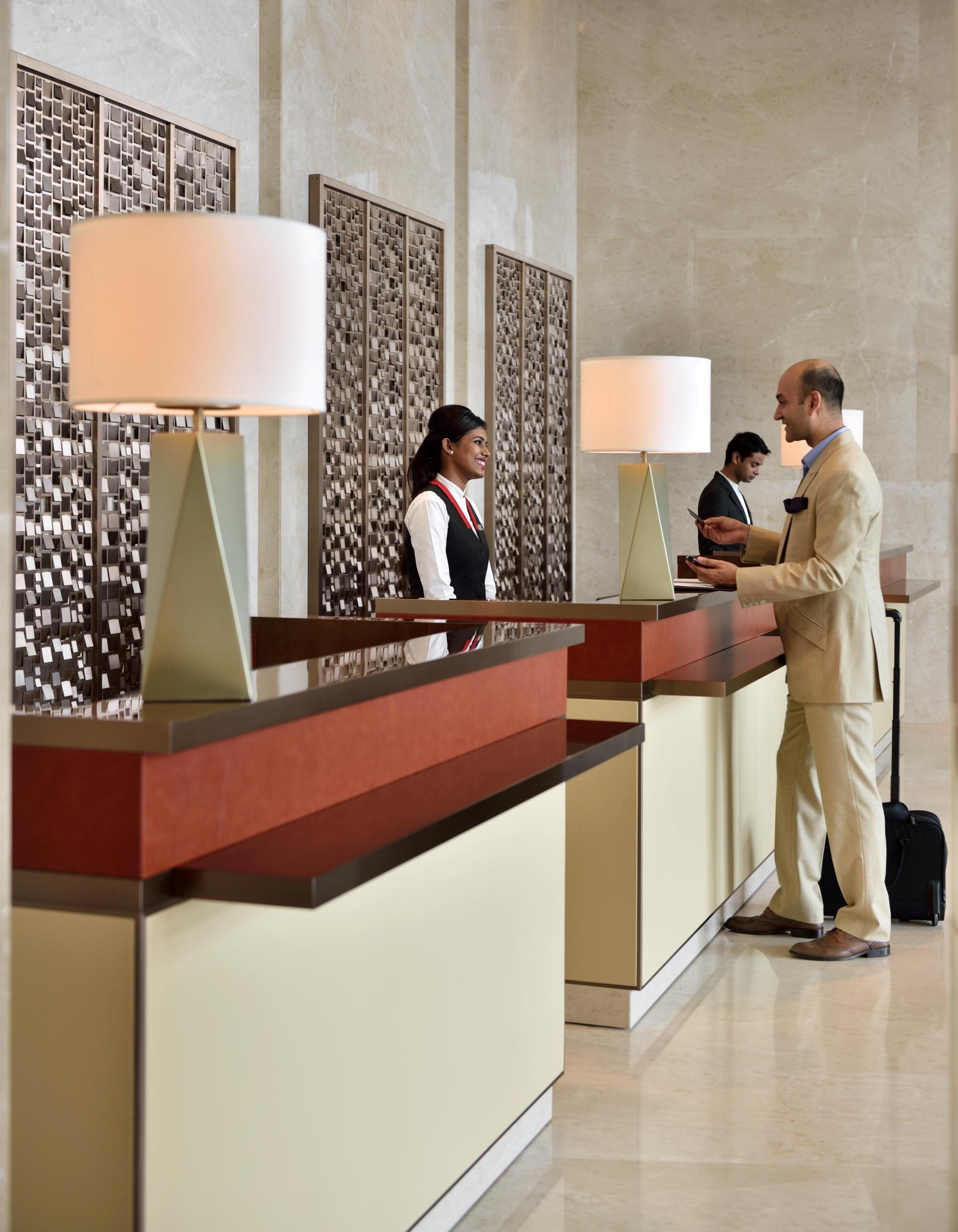 고치 메리어트 호텔 Kochi 외부 사진 A hotel receptionist