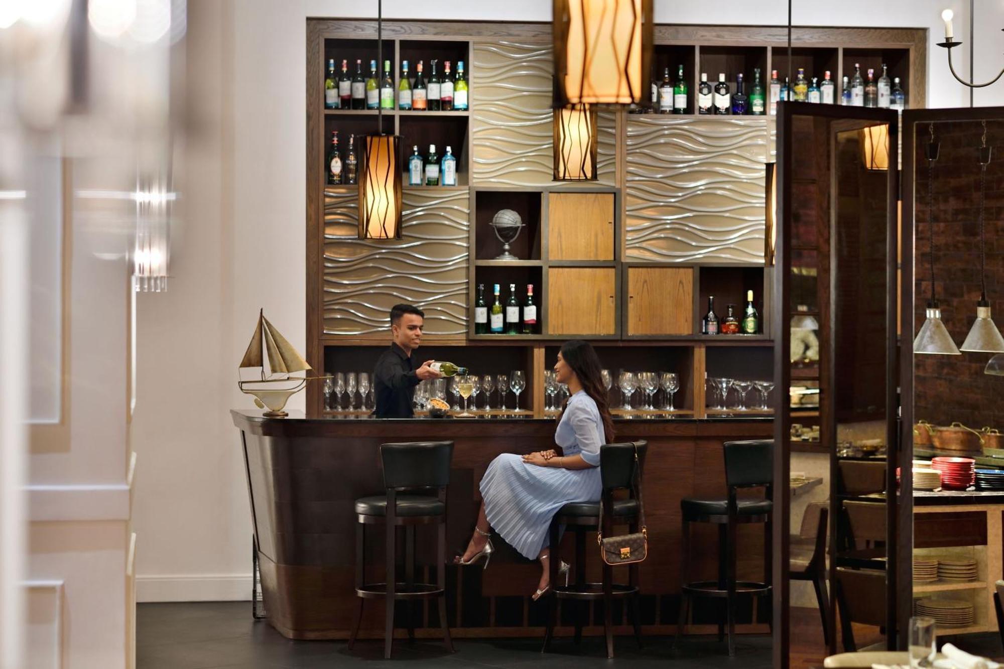 고치 메리어트 호텔 Kochi 외부 사진 The bar at the restaurant