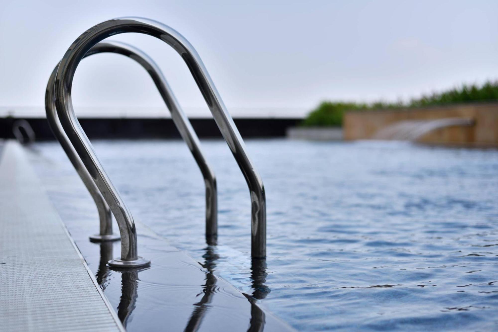 고치 메리어트 호텔 Kochi 외부 사진 Stainless steel pool ladder