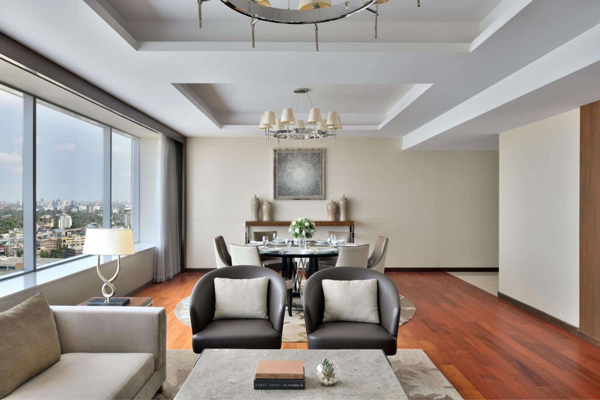 고치 메리어트 호텔 Kochi 외부 사진 A living room in a typical apartment