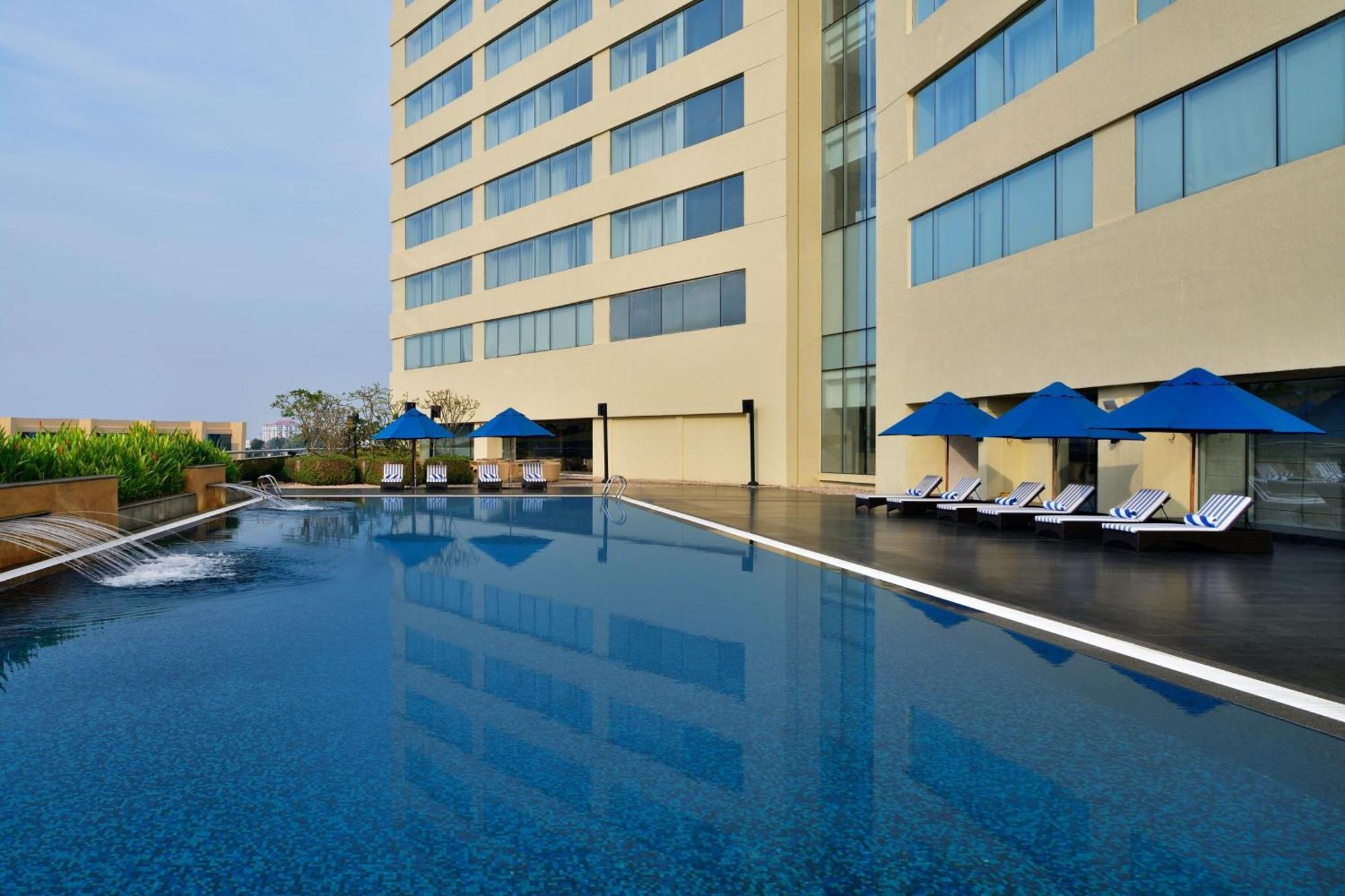 고치 메리어트 호텔 Kochi 외부 사진 The pool at the hotel
