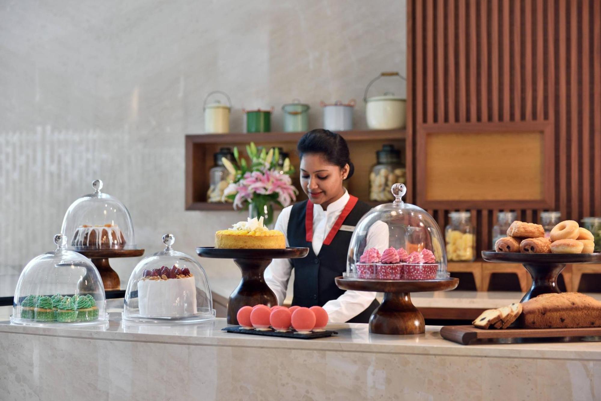 고치 메리어트 호텔 Kochi 외부 사진 A pastry chef at work