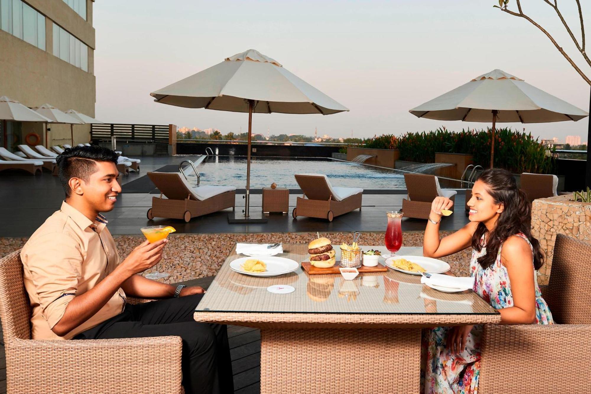 고치 메리어트 호텔 Kochi 외부 사진 Rooftop pool at the hotel