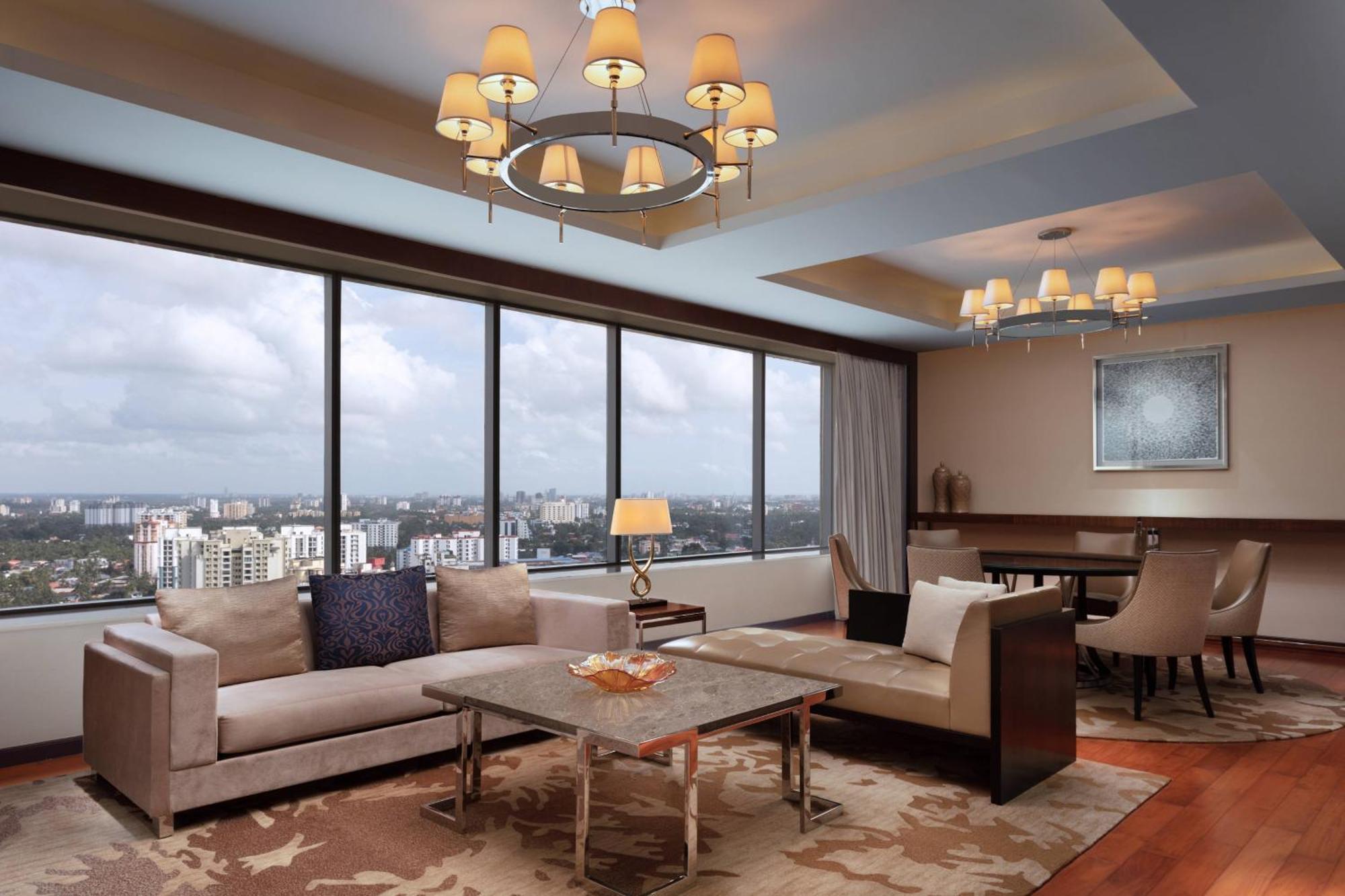 고치 메리어트 호텔 Kochi 외부 사진 A living room in a suite at the hotel