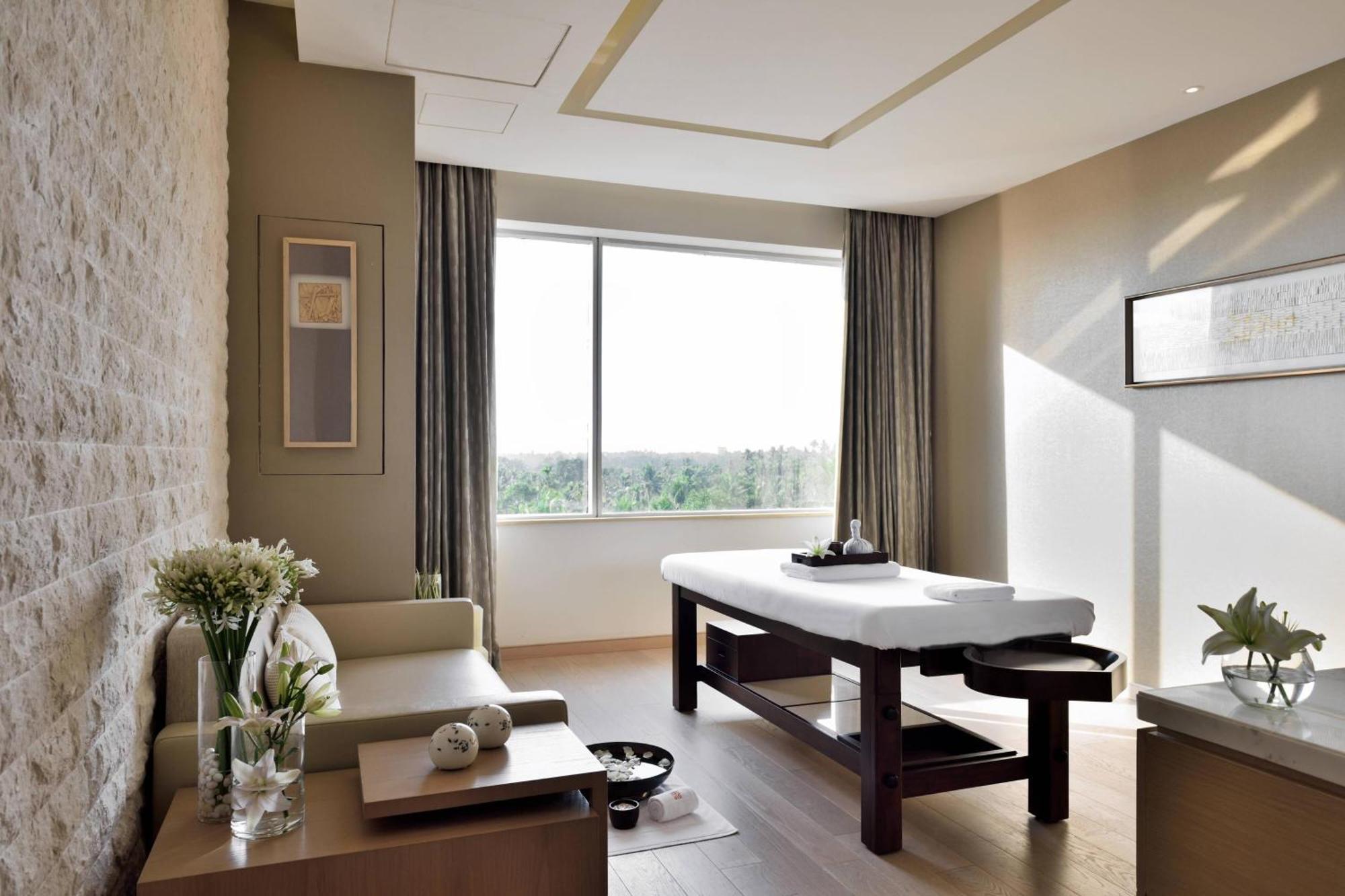 고치 메리어트 호텔 Kochi 외부 사진 A massage table in a spa